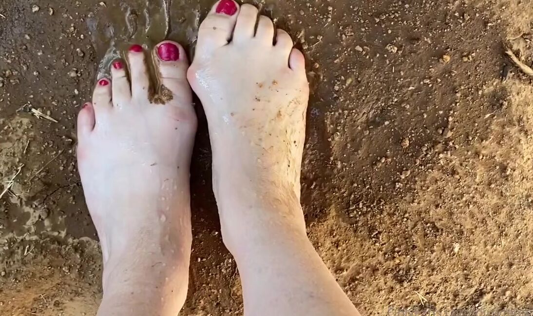 Findomfeetgirl Nicknamed Dirtyfeetgirl92 08 25 2021 Onlyfans Video One Minute Muddy Feet Play