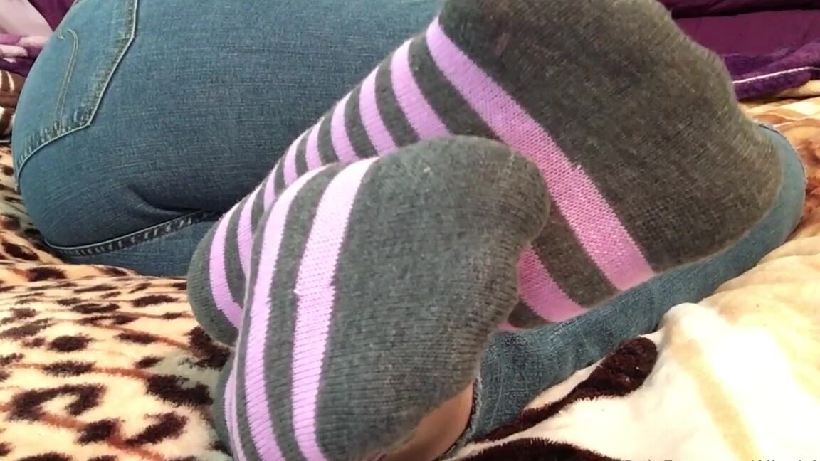 Alice Is More Nicknamed Aliceismore 02 10 2024 Onlyfans Video Youre Quietly Watching My Socks And Soles From The Foot Of The Bed