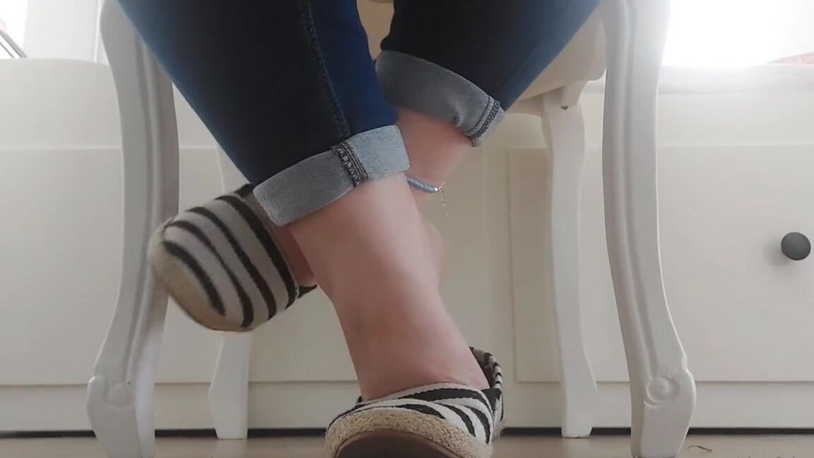 Tinyfairyfeet Nicknamed Tinyfairyfeet 05 17 2023 Onlyfans Video Are You Hiding Under My Desk