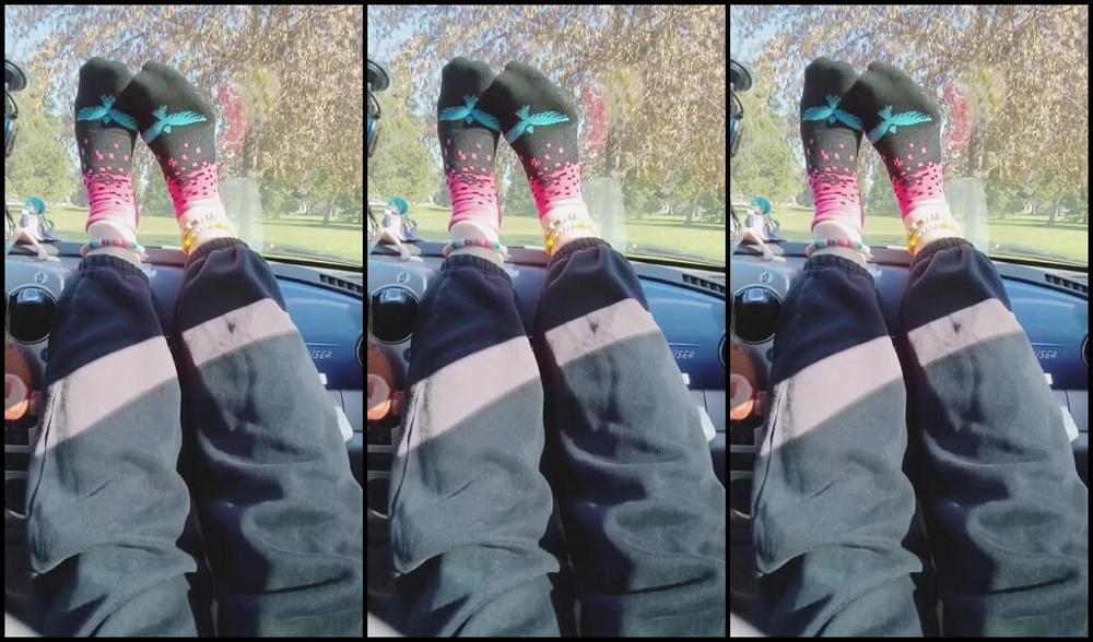 Gaptoothgirl Nicknamed Gaptoothgirl 03 16 2024 Onlyfans Video Goodnight Check Out My Video Too My Feet Got So Sweaty While My Friend Drove