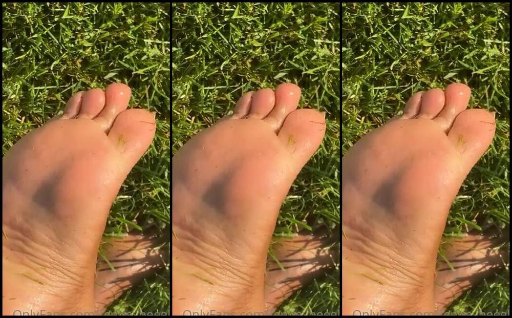 Goddess Smokey Nicknamed Goddesssmokeyyy Onlyfans Walks In The Grass Toe Wiggling 2