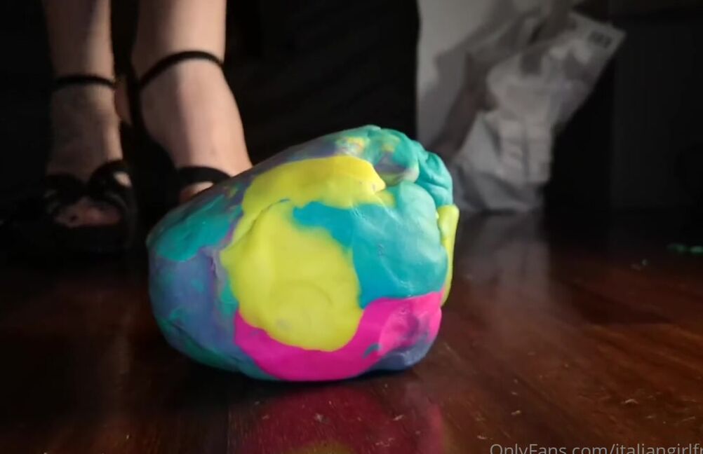 Italian Girlfriend Nicknamed Italiangirlfriend 07 24 2022 Onlyfans Video Play Dough Is So Squishy P Nice Footprints Over It 254N