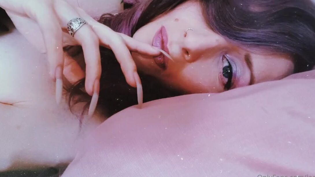 Lady Left Nicknamed Ladyleft 08 15 2020 Onlyfans Video Bringing This Sweet Sensual Pillow Scratching Back By Request Its From June