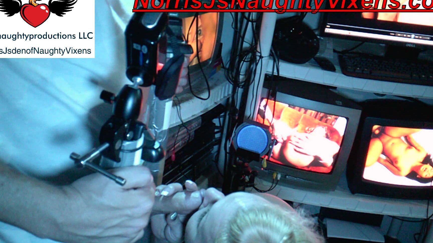 "nmjnaughtyvixens" adulttheater, blowjob, cuckolding, cuminmouth, deepthroat Blond bitch gives great head in theater manyvids