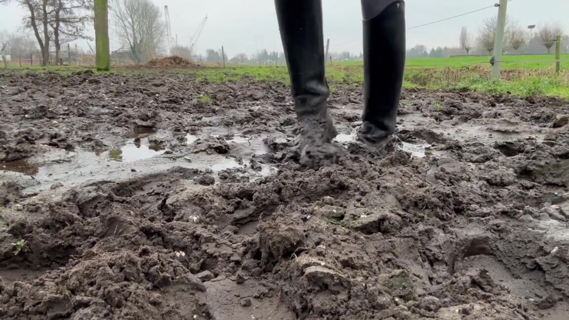 Equestrian Queen Sasja Luna Nicknamed Queensasjaluna 12 18 2024 Onlyfans Video Bathing In Mud With My Leather Dressage Boots