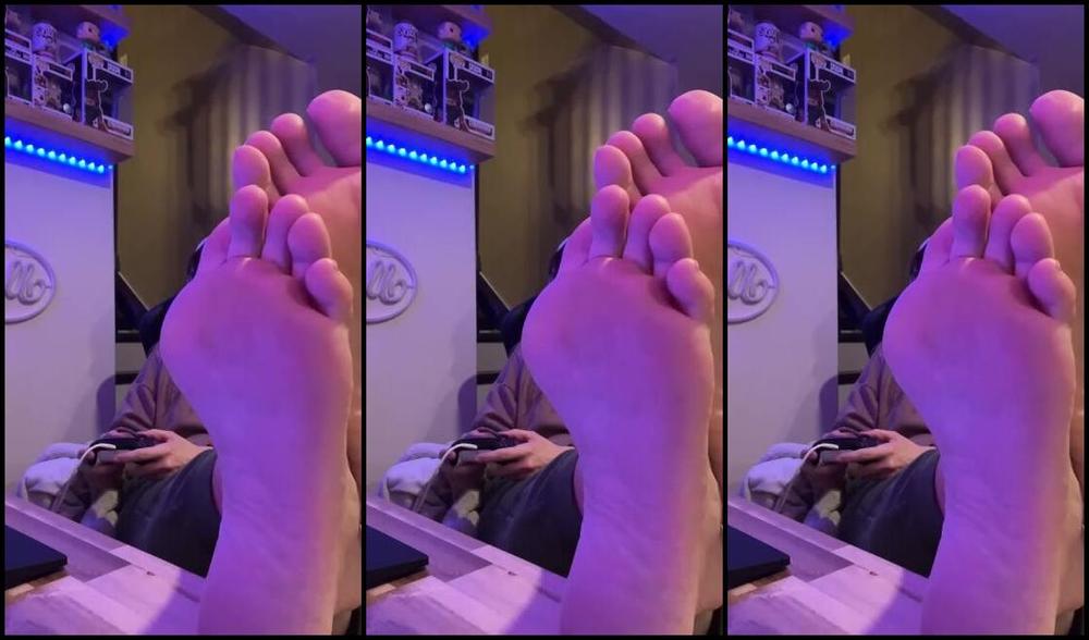 Realynn Nicknamed Realynn87 Onlyfans There S Nothing Like Putting My Feet Up And Playing My Video Games