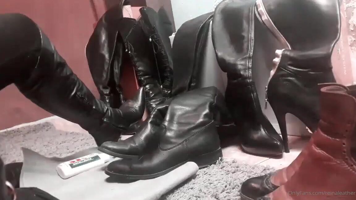 Reina Leather Nicknamed Reinaleather Onlyfans Cleaning My Boots In Leather T