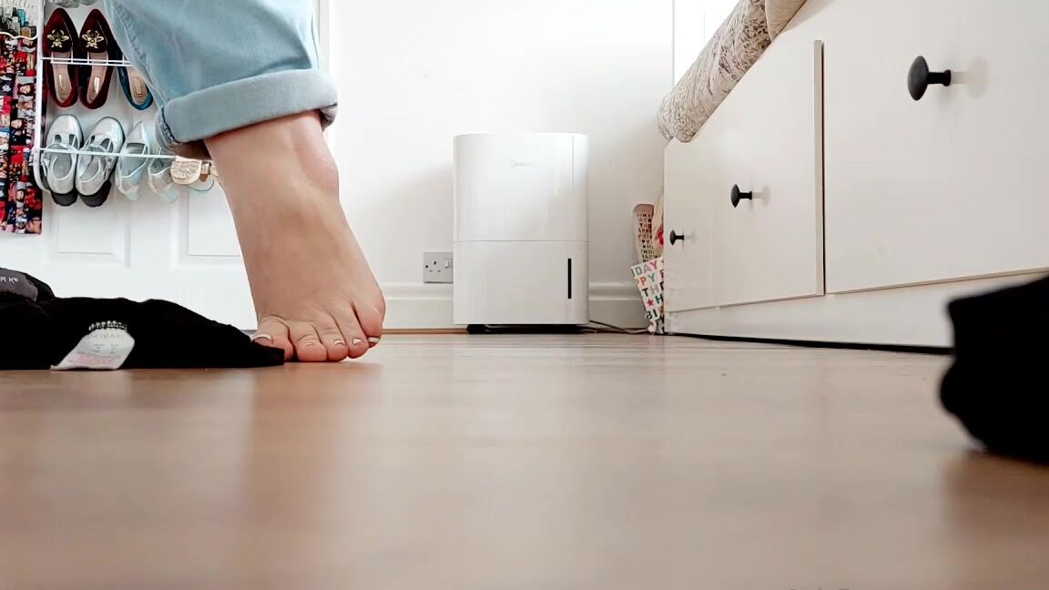 Tinyfairyfeet Nicknamed Tinyfairyfeet 04 26 2023 Onlyfans Video Youre So Sneaky How Did You Get In My Bedroom