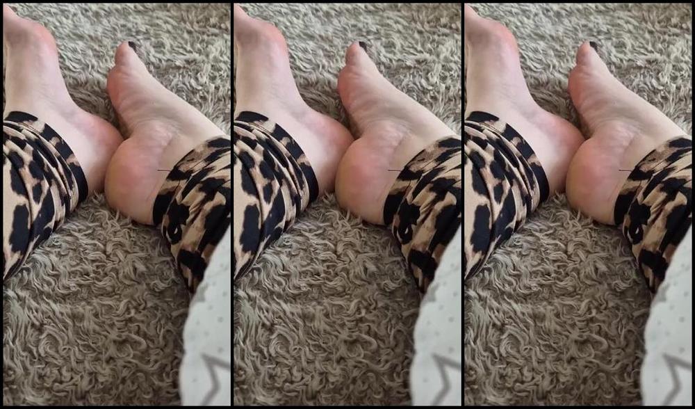 Tinyfairyfeet Nicknamed Tinyfairyfeet 05 13 2024 Onlyfans Video Some Foot Play While I Breastfeed My New Baby