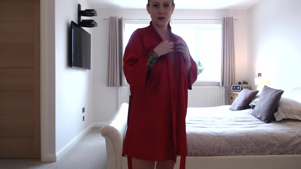 "SuzieLove212" british, brunette, sexy gamer, silk & satin, striptease Sexy Tease in Red manyvids