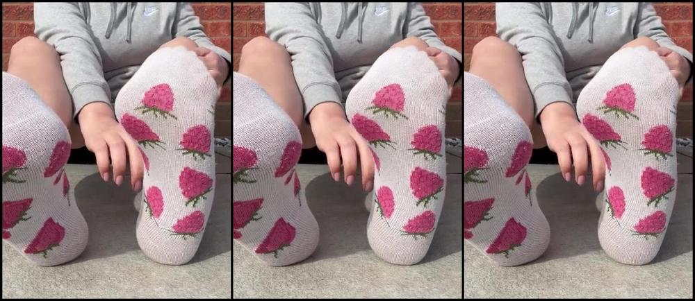 Cutie Tootsie Nicknamed Cutietvip 03 28 2025 Onlyfans Video Sweaty Trainer And Sock Removal Post Gym Session Whos Going To Lick These Soles Clean For