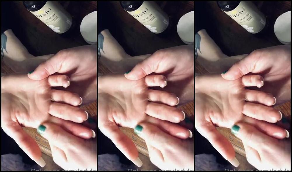 Lady Left Nicknamed Ladyleft 09 26 2020 Onlyfans Video 11 Minutes Of My Hands Being Looked After By My Lovely Friends Hands With Her Green