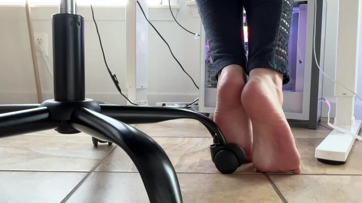 Alice Is More Nicknamed Aliceismore 01 07 2025 Onlyfans Video Your Dream Cum True Youre Lurking Behind My Home Office Chair In The Kitchen While I