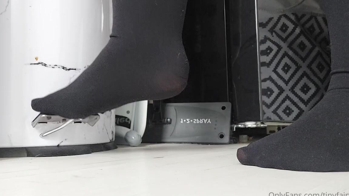 Tinyfairyfeet Nicknamed Tinyfairyfeet 11 17 2023 Onlyfans Video Pedal Pushing My Bin In My New Maternity Tights
