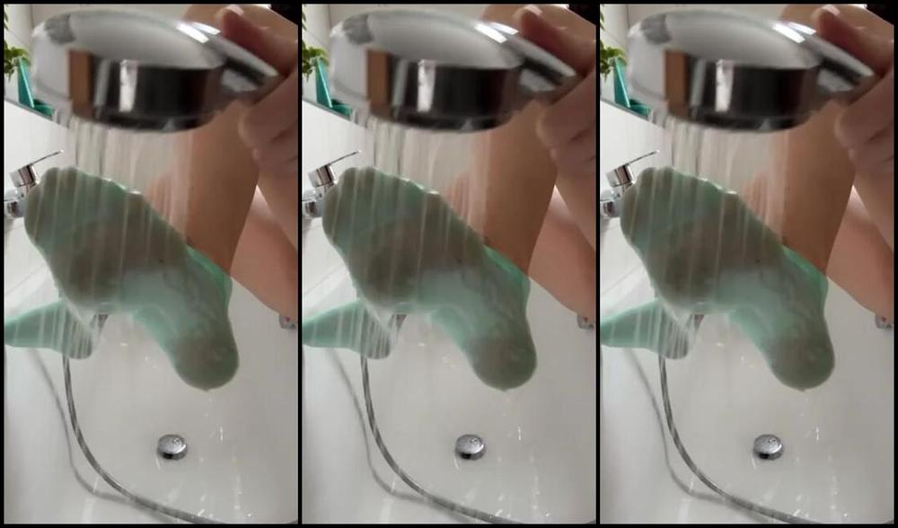 Lovely Sox Nicknamed Lovelysox 02 14 2025 Onlyfans Video Heute Wirds Feucht Ich Mache Meine Socken In Der Badewanne So Richtig Sch N Triefend Nass F R