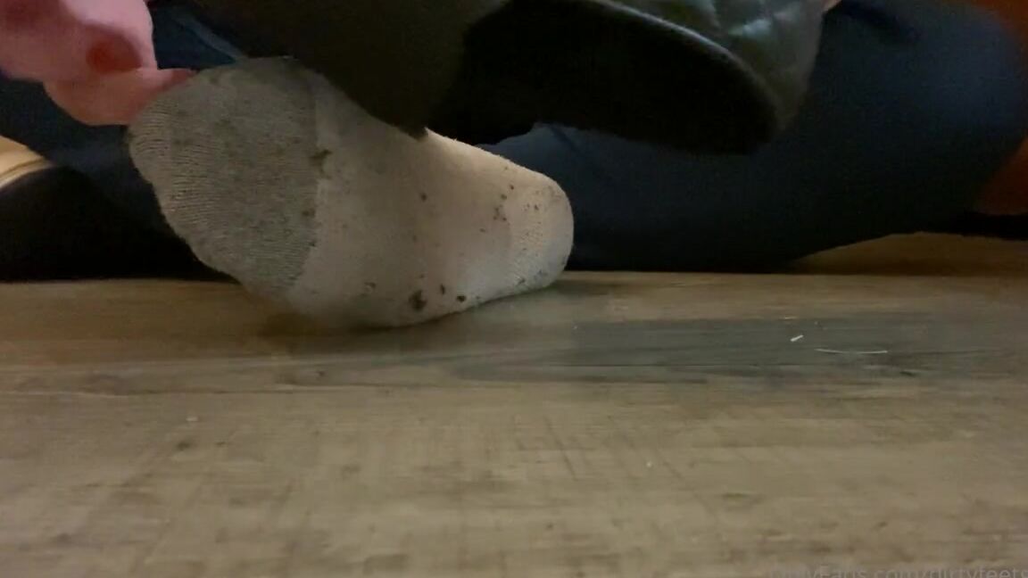 Findomfeetgirl Nicknamed Dirtyfeetgirl92 10 13 2021 Onlyfans Video 4Minute Shoe And Sock Removal Video This Is My First Ever Removal Video