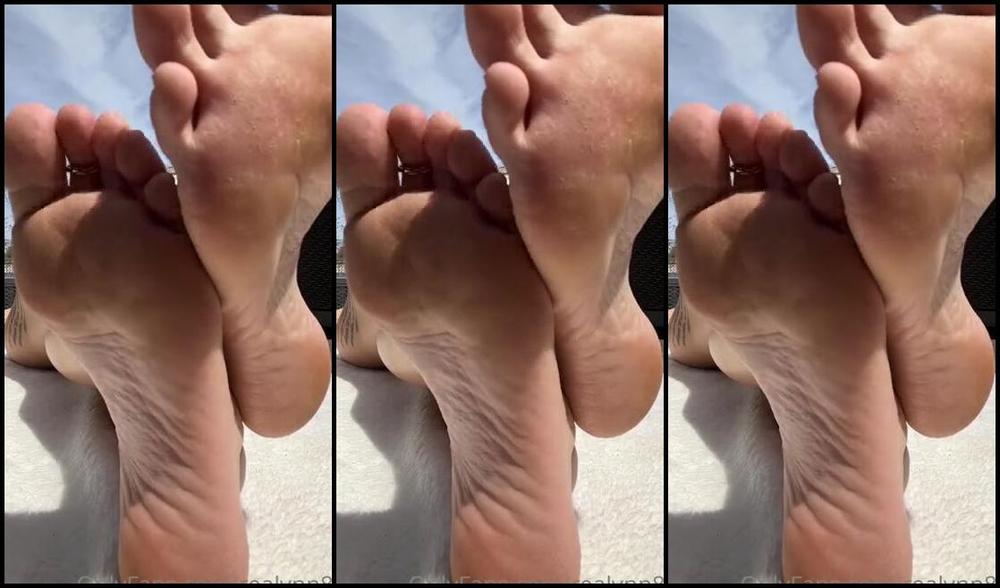 Realynn Nicknamed Realynn87 Onlyfans Sole Scrunching And Sun Tanning