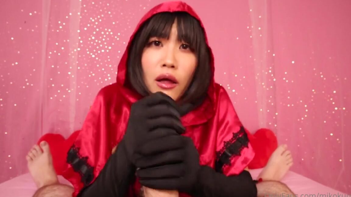 Aki Mama Nicknamed Akimama 05 04 2023 Onlyfans Video Here Is The Red Riding Hood Handjob Video I Play The Character Of A Lost Red