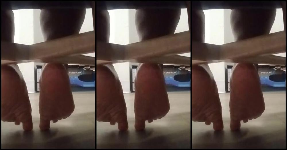 La Ronica Lovve Nicknamed Laronicalovve 04 28 2025 Onlyfans Video Sexy Ebony Swinging Her Feet