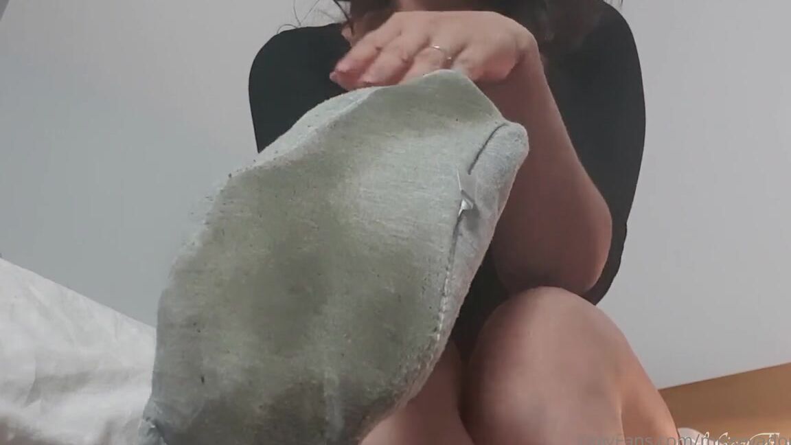 Miss Eva Nicknamed Missevadomina 02 02 2024 Onlyfans Video Mes Chaussons Odorants Pour Ta Branlette Un Encas Parfait Avant Daller Te Coucher