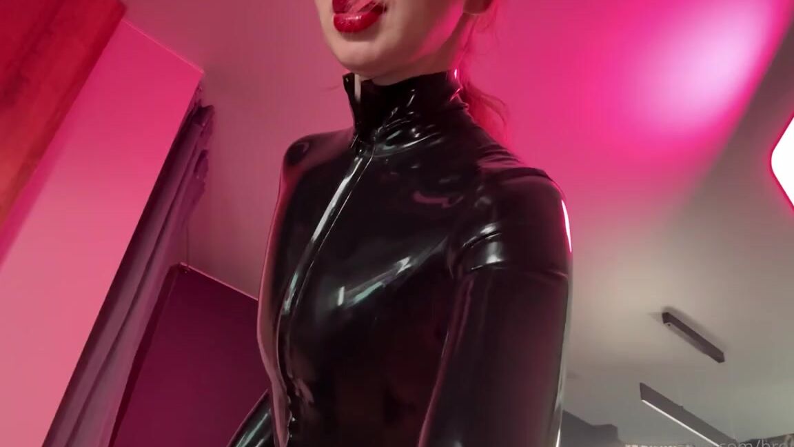 Anna Bronnica Nicknamed Bronnica 03 17 2025 Onlyfans Video Polishing My Latex Catsuit