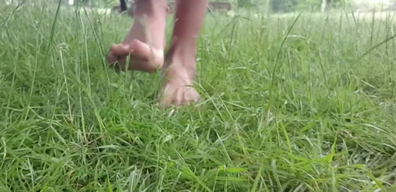 Ceceprincesstoes Nicknamed Cecesprincesstoes 06 17 2021 Onlyfans Video It Was Such A Hot Day So Of Course I Took Off Me Shoes To Walk