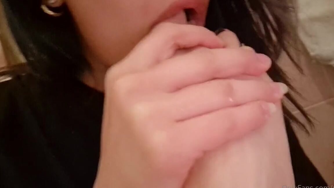 Nirvy Nicknamed Nirvy Onlyfans Pov You Order Me To Stay Silent For 1 Minute While You Make A Work Call