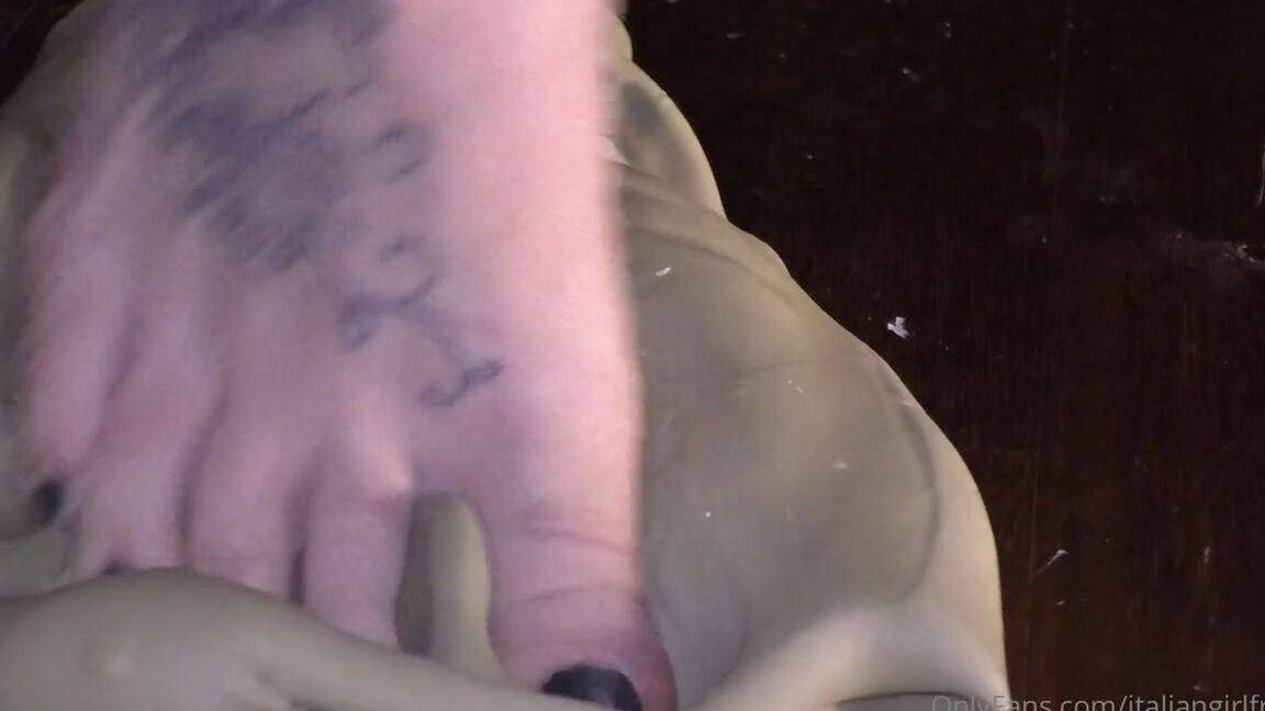 Italian Girlfriend Nicknamed Italiangirlfriend 09 13 2022 Onlyfans Video Play Dough Footprints