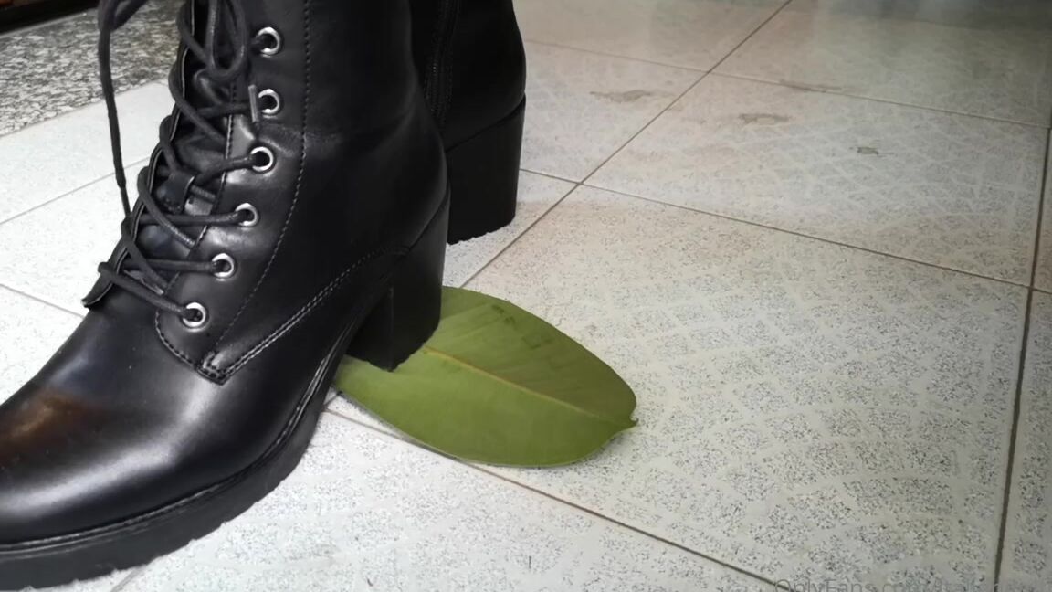 Italian Girlfriend Nicknamed Italiangirlfriend 07 23 2022 Onlyfans Video Leafs So Delicate And So Messy Under My Weight And Stomps Ueyt