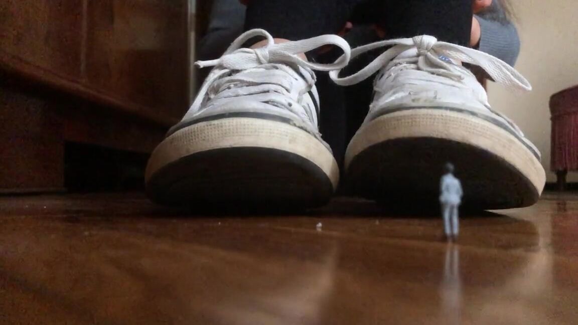 Giantess Elixs Nicknamed Giantesselixs 10 27 2022 Onlyfans Video Kneel And Clean My Old Shoes It Is An Order