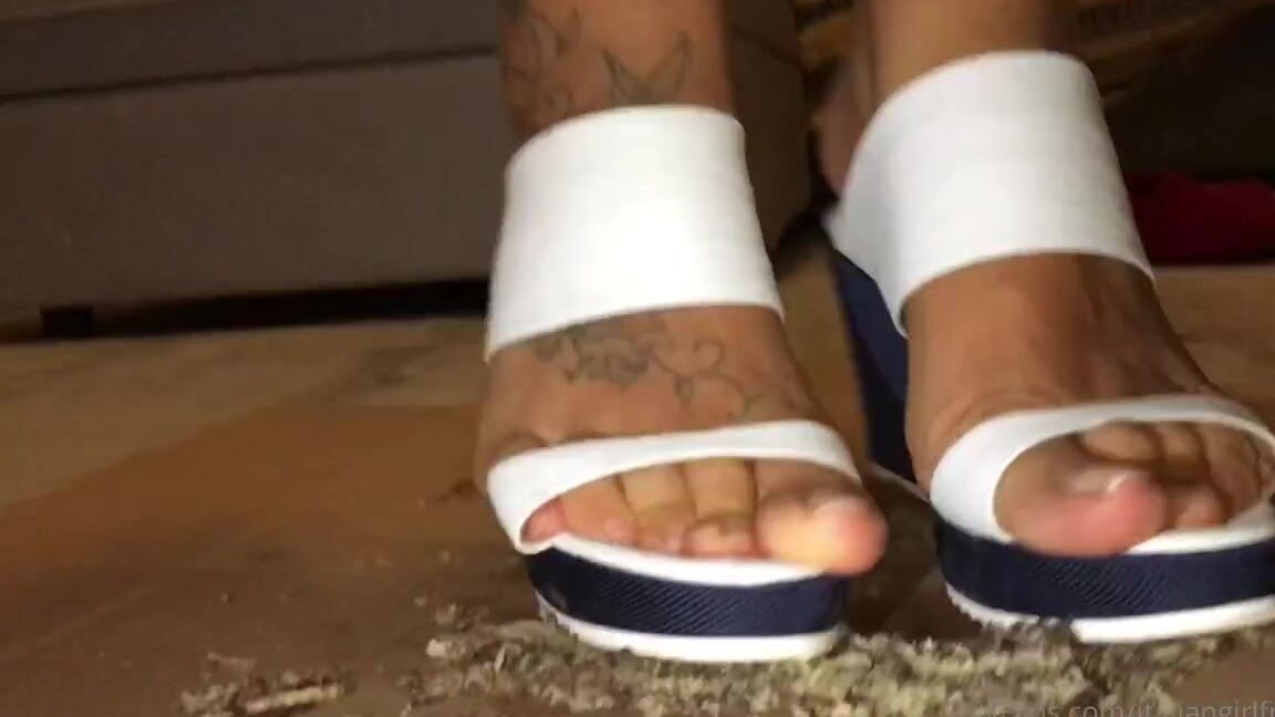 Italian Girlfriend Nicknamed Italiangirlfriend 06 27 2022 Onlyfans Video Wafers Snaks Under My Wedges