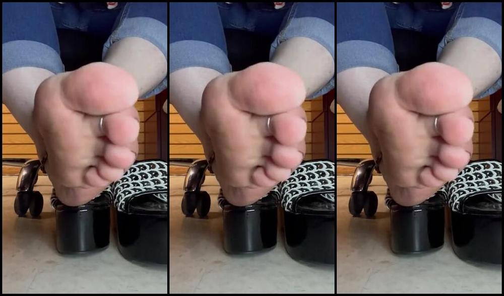 Fattyfeet420 Nicknamed Fattyfeet420 09 29 2023 Onlyfans Video Under The Desk With My Tight Cuffed Jeans Platform Wedges And Sweaty Work Soles