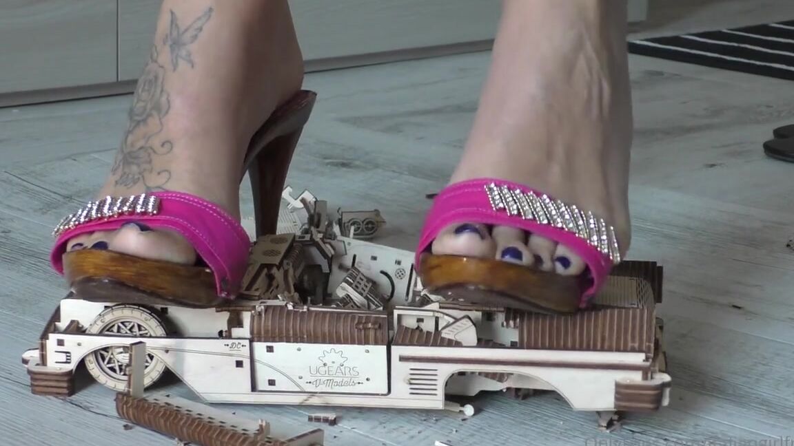 Italian Girlfriend Nicknamed Italiangirlfriend 07 13 2022 Onlyfans Video Huge 3D Wooden Car Puzzle Crush In Different Pair Of Heels