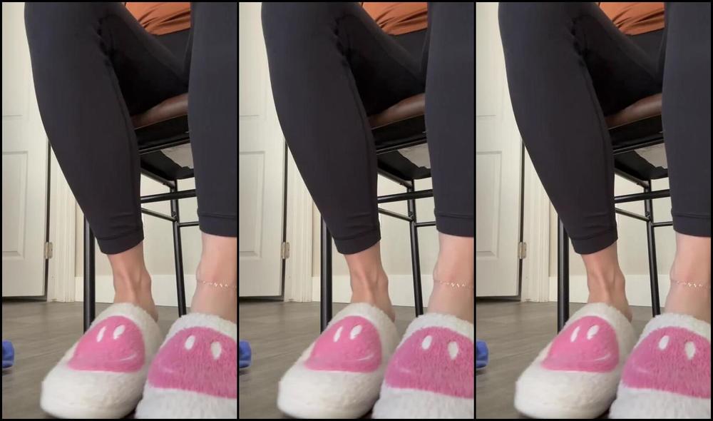 Thehappy Soles Nicknamed Thehappy Soles 02 05 2025 Onlyfans Video Dangle Shoe Play In My Smiley Slippers And Purple Kb Socks Love A Good Shoe Playcant 1080P