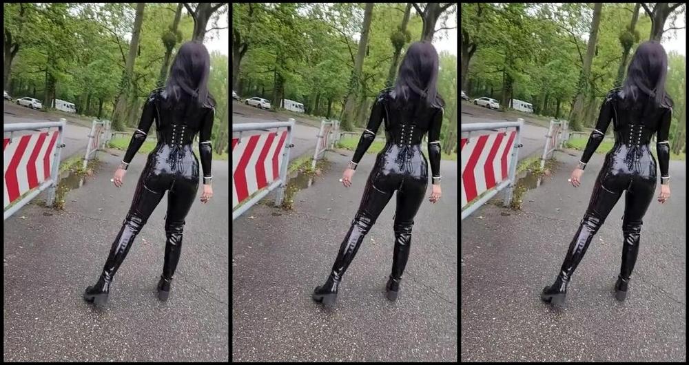 Sophie X Elodie Nicknamed Sophie X Elodie 12 02 2024 Onlyfans Video Draussen Unterwegs Im Latexcatsuitund Lack Overknee Stiefeln