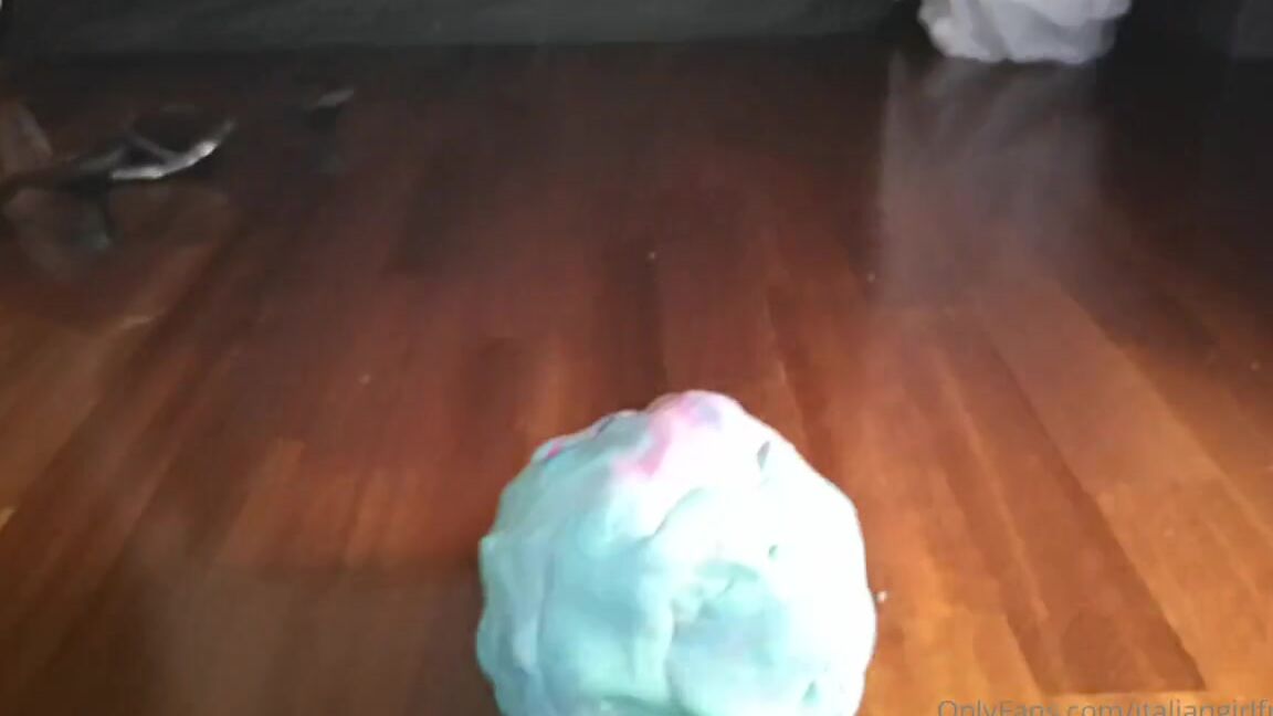 Italian Girlfriend Nicknamed Italiangirlfriend 07 24 2022 Onlyfans Video Play Dough Is So Squishy P Nice Footprints Over It Thdt
