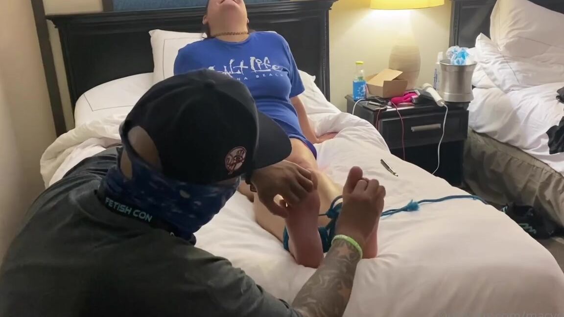 Macy Divine Nicknamed Macydivine 10 19 2022 Onlyfans Video Its Fetcon Weekend My Klassie Bk And I Were Out Getting Pizza And We Bumped Into