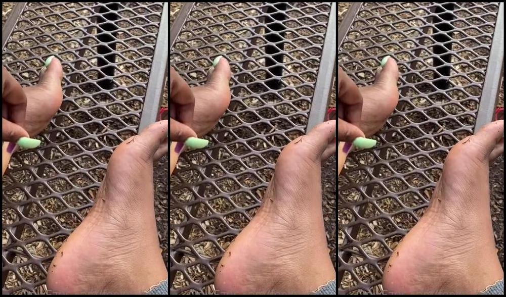 Goddess Smokey Nicknamed Goddesssmokeyyy Onlyfans Cleaning Feet Off