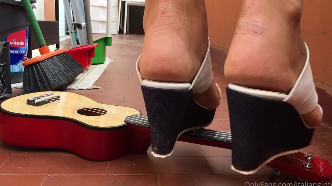 Italian Girlfriend Nicknamed Italiangirlfriend 06 27 2022 Onlyfans Video Bye Bye Ukulele