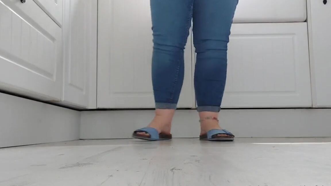 Tinyfairyfeet Nicknamed Tinyfairyfeet 07 27 2023 Onlyfans Video Let Me Ignore You While I Make Dinner