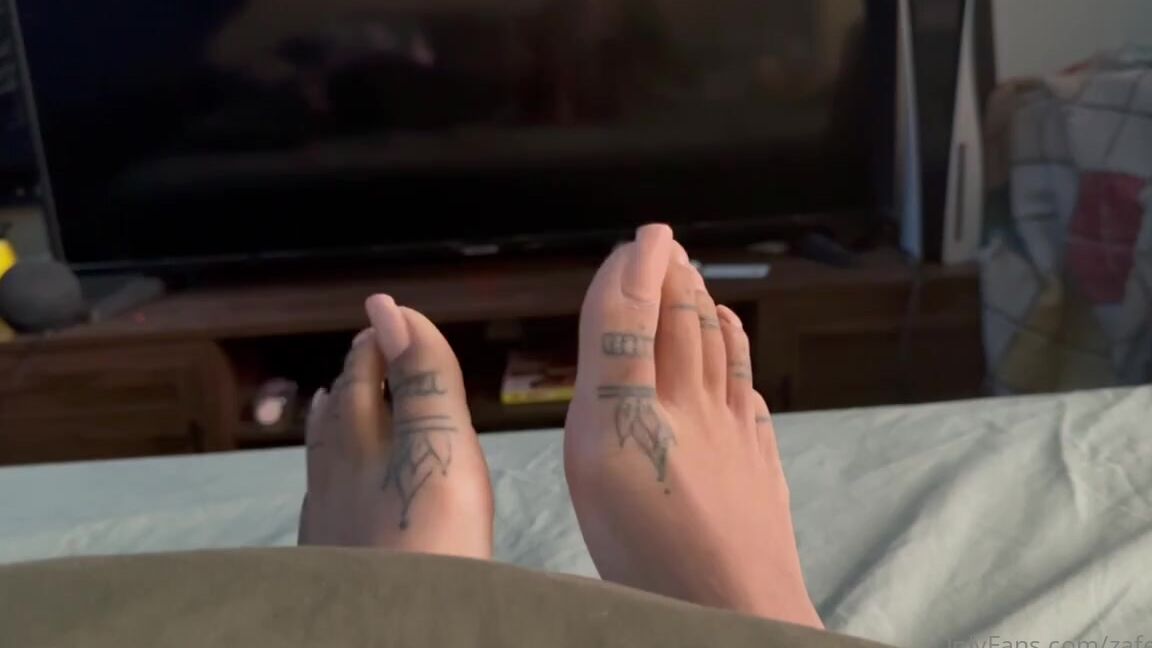 Zafeet Nicknamed Zafeetllc 04 01 2025 Onlyfans Video Slipping My Pretty Feet From Out Of These Warm Covers