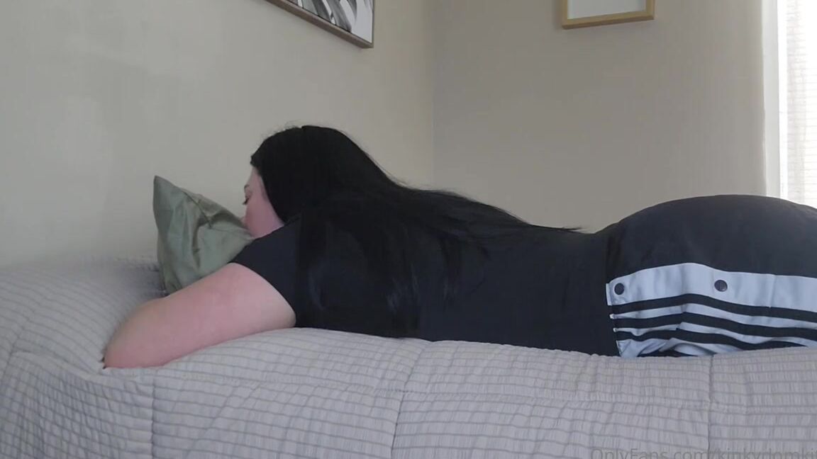 Giantessjulia Nicknamed Kinkydomkitty91 04 24 2025 Onlyfans Video More Nap Time Farts