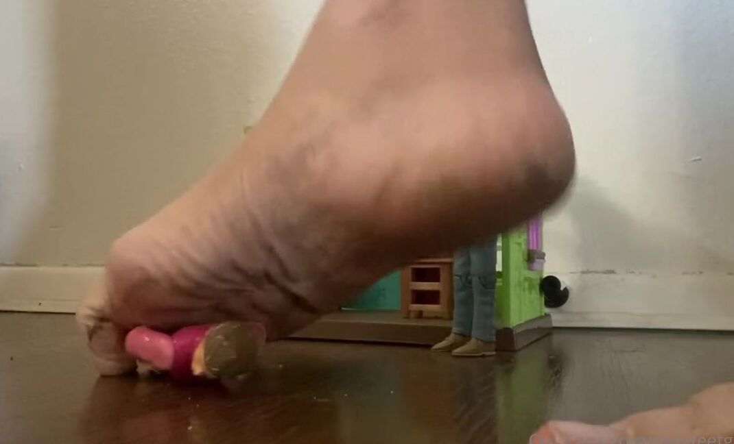 Findomfeetgirl Nicknamed Dirtyfeetgirl92 12 11 2021 Onlyfans Video 3 Minute Giantess Stomp Video Pov Your Wife Finds Out Youve Been Spending All Your Money