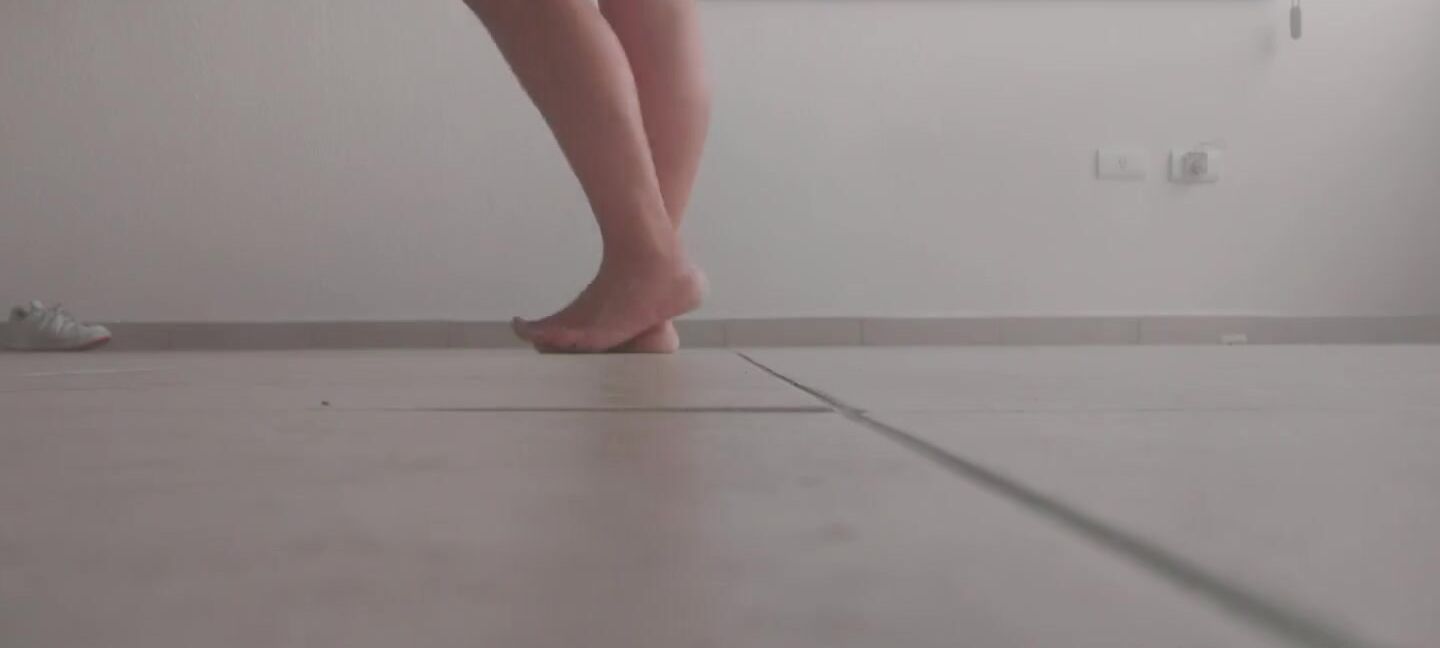 Shellygoddessfeet Nicknamed Sh3Llygoddess 09 22 2022 Onlyfans Video Walking Barefeet