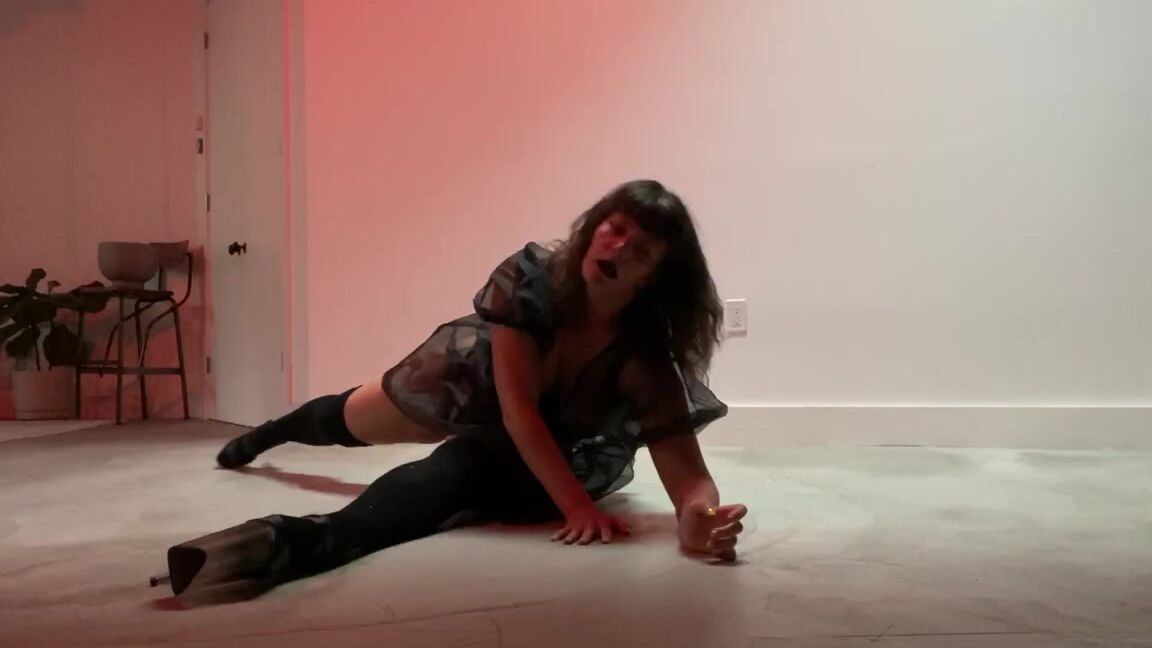 Kissmedeadlydoll Nicknamed Kissmedeadlydoll 08 14 2020 Onlyfans Video Floor Wiggles For Missnoviefox