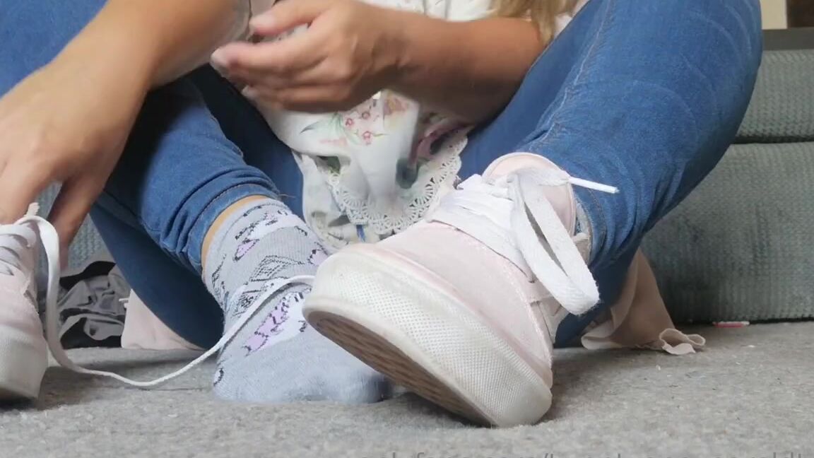 Finebritishfeet Nicknamed Tickletoesuk 06 12 2019 Onlyfans Video Slowly Removing My Vans And Socks And Setting My Sweaty Feet Free