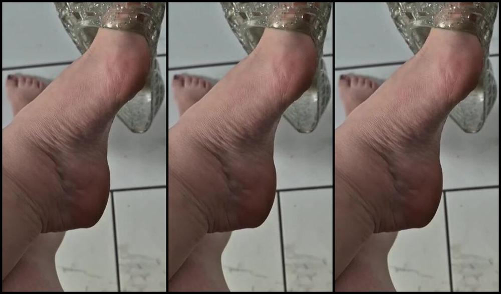 Tinyfairyfeet Nicknamed Tinyfairyfeet 08 01 2024 Onlyfans Video Its Definitely Warm Enough For Jelly Shoes