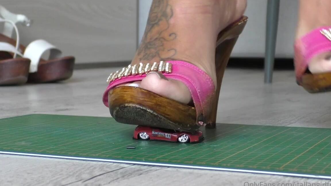 Italian Girlfriend Nicknamed Italiangirlfriend 08 31 2022 Onlyfans Video 6 Metal Cars 6 Shoes Wich One Is The Most Flattened Hh06