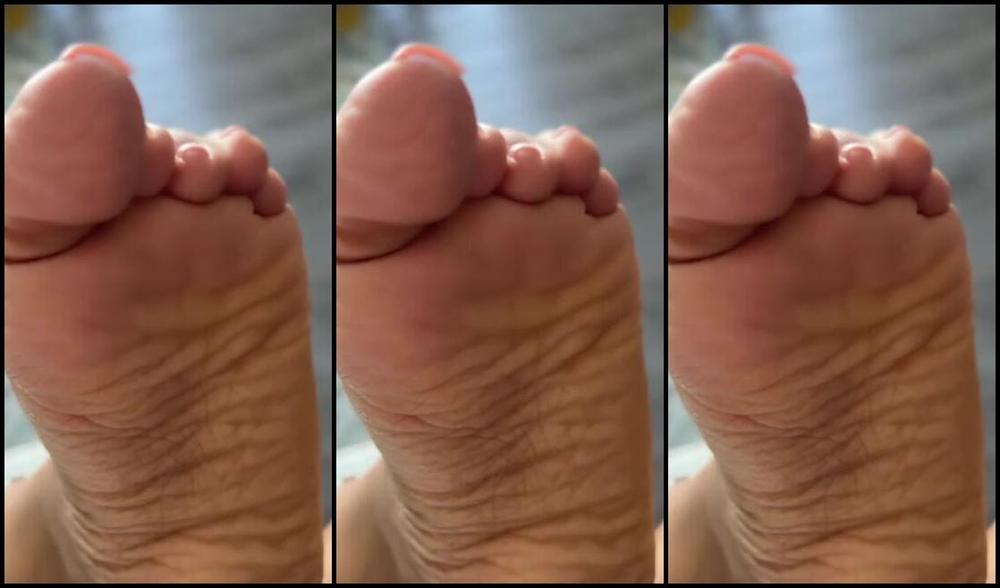 Aminah Feetz Nicknamed Aminahfeet Onlyfans Lounging With Aminah Episode 1 I Ll Be Posting More Vids Like This Of Me Doing Various