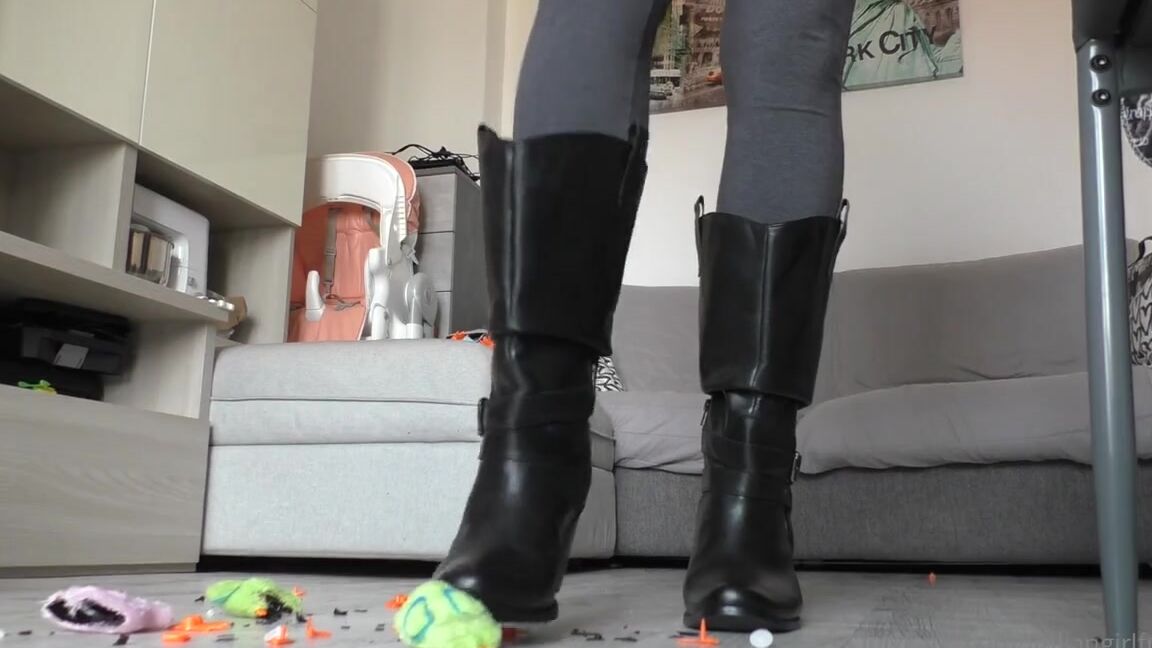 Italian Girlfriend Nicknamed Italiangirlfriend 10 22 2022 Onlyfans Video Ankle Boots Crush Toys